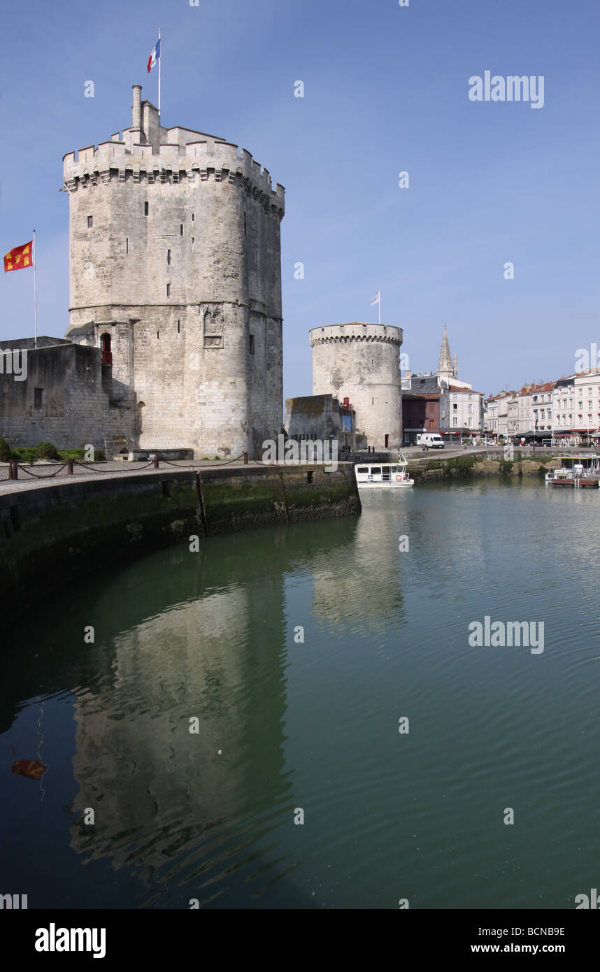 Tour St. Nicholas und La Chaine Türme reflektiert Hafen La Rochelle Frankreich Charente-Maritime Mai 2009 Stockfoto