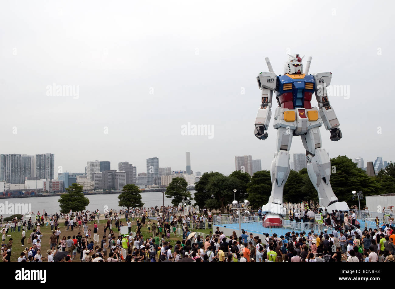 Menge umgeben einen riesigen massive Replik von Science fiction Roboter animation Gundam in Seaside Park in Odaiba grosse künstliche Insel in der Bucht von Tokio, Japan Stockfoto