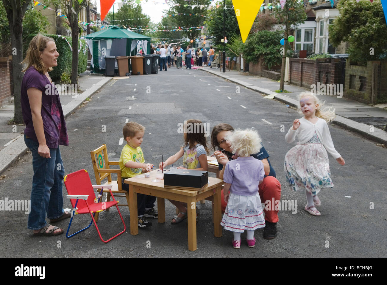 Straßenfest. Das Große Mittagessen. Einheimische Mütter sehen sich der Kindermalerei gegenüber. Brunswick Street Walthamstow Village London E17 UK 2000s 2009.HOMER SYKES Stockfoto