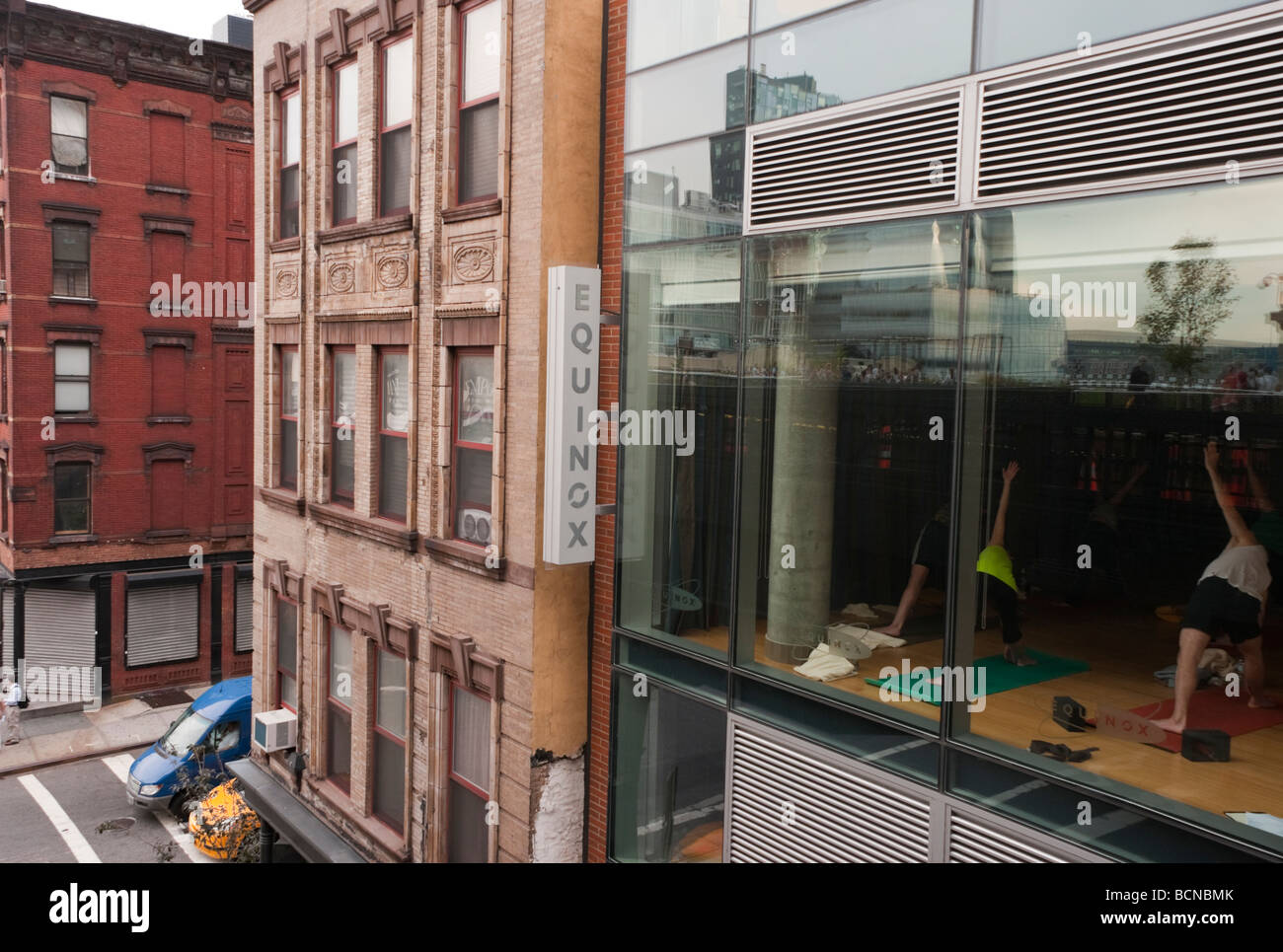 New York NY 15. Juli 2009 Blick aus der High Line - Yoga bei Equinox Fitness Stockfoto