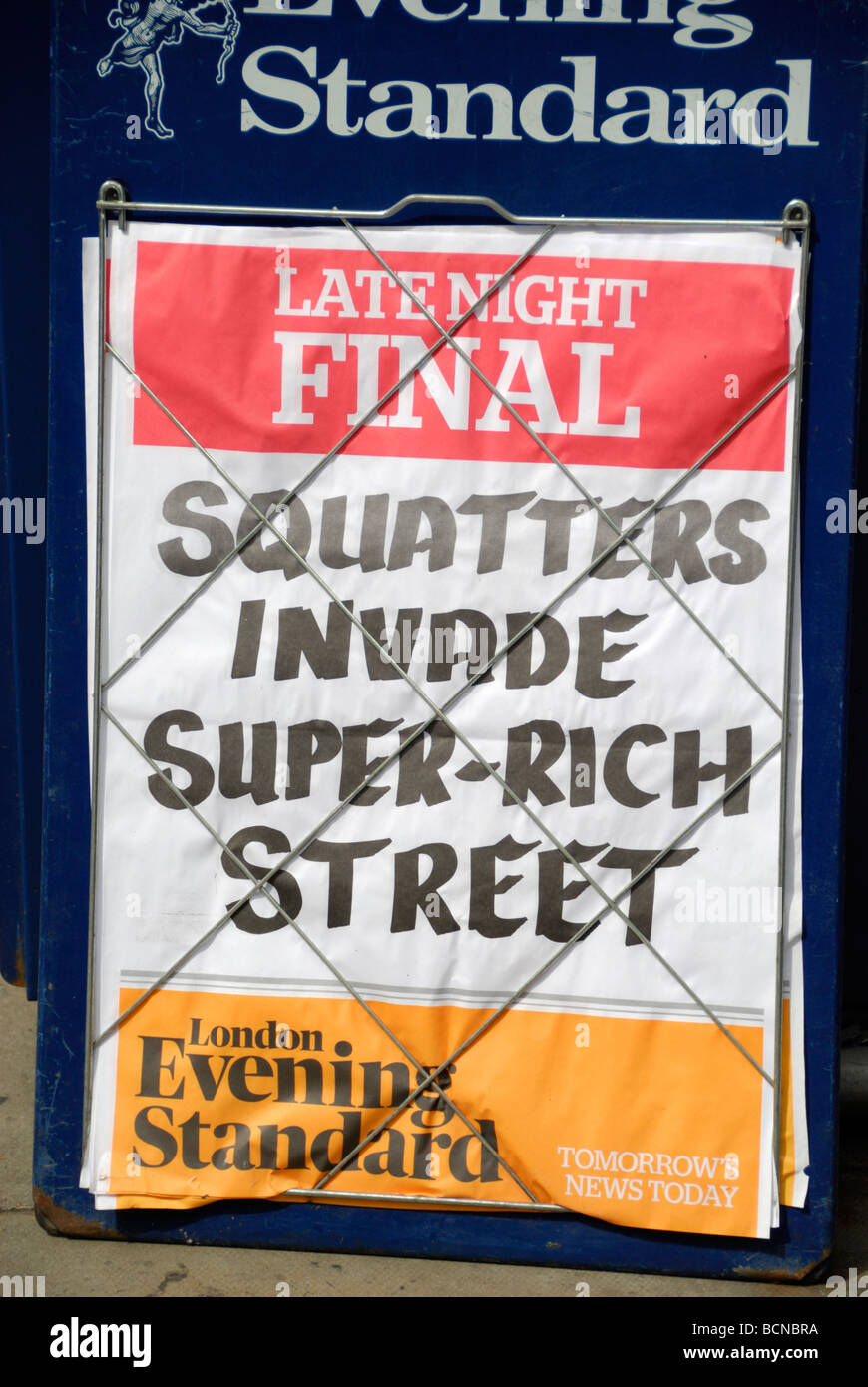 Hausbesetzer dringen Super Rich Straße Überschrift auf London Evening Standard Zeitung Plakatwand Stockfoto