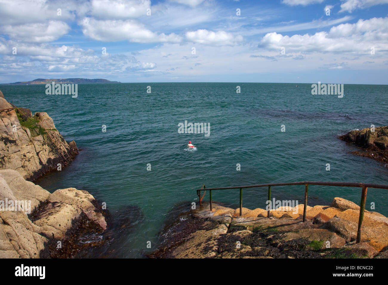 Schwimmer in Sandycove vierzig Fuß Badebereich Dun Laoghaire in der Nähe von Dublin Irland Irland irische Republik Europa Stockfoto