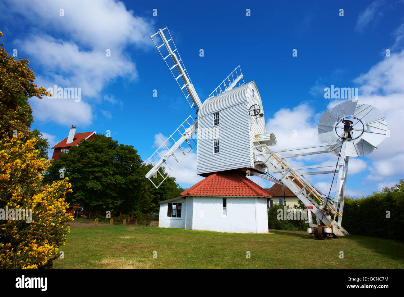 Ein Blick auf Thorpeness Windmühle und das Haus in den Wolken, Thorpeness, Suffolk Stockfoto