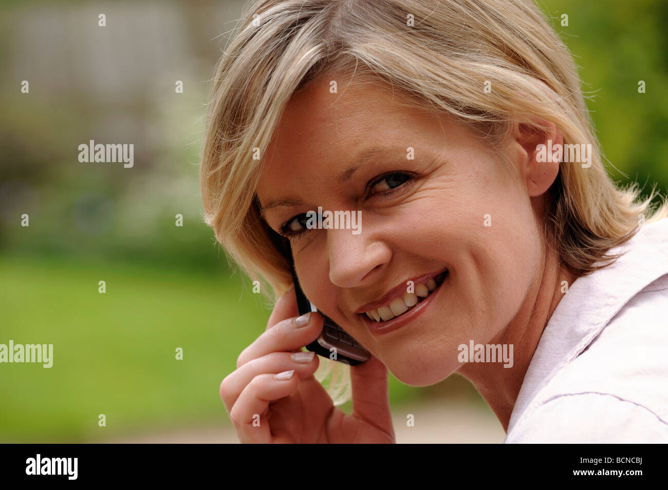 Frau mit dem Handy telefonieren Stockfoto