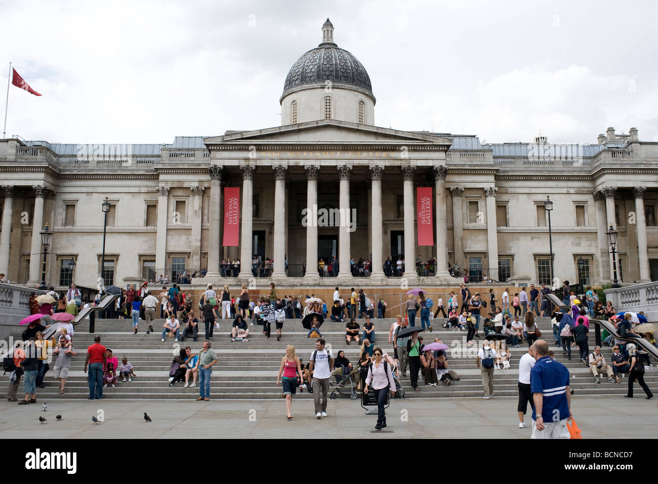 Der National Gallery in London, England, angesehen vom Trafalgar Square. Stockfoto