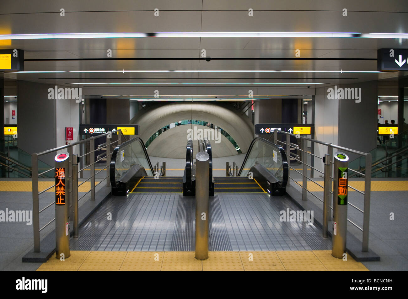Elektrische Rolltreppen führt zu einer u-Bahn Metro Plattform in Tokio Japan Stockfoto