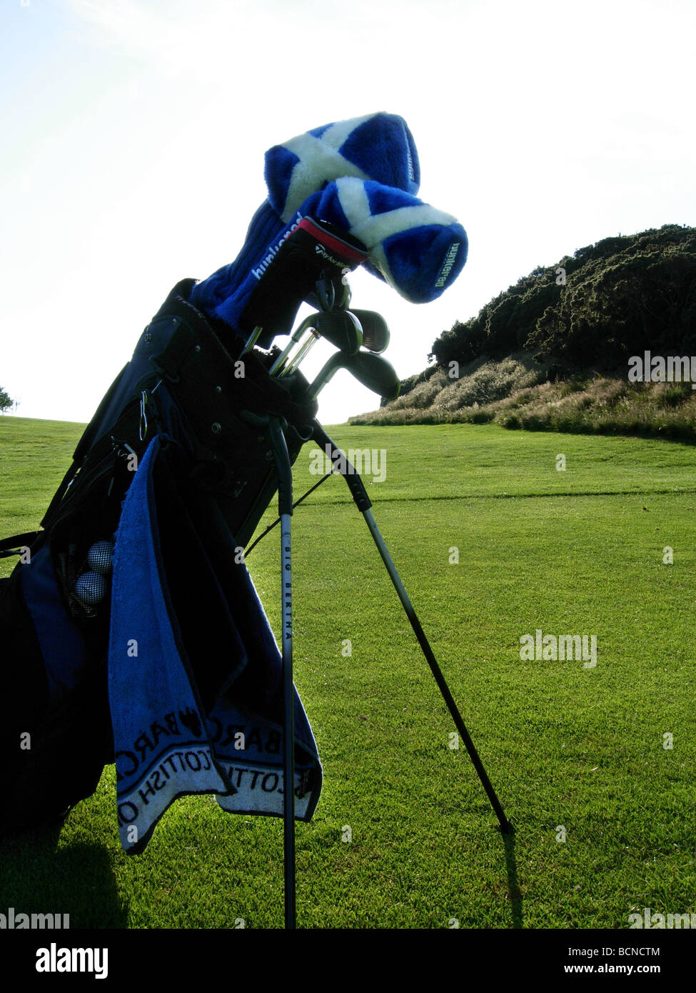 Swanston Golfplatz mit Golfschlägern Flaggezeigen schottische Andreaskreuz Stockfoto