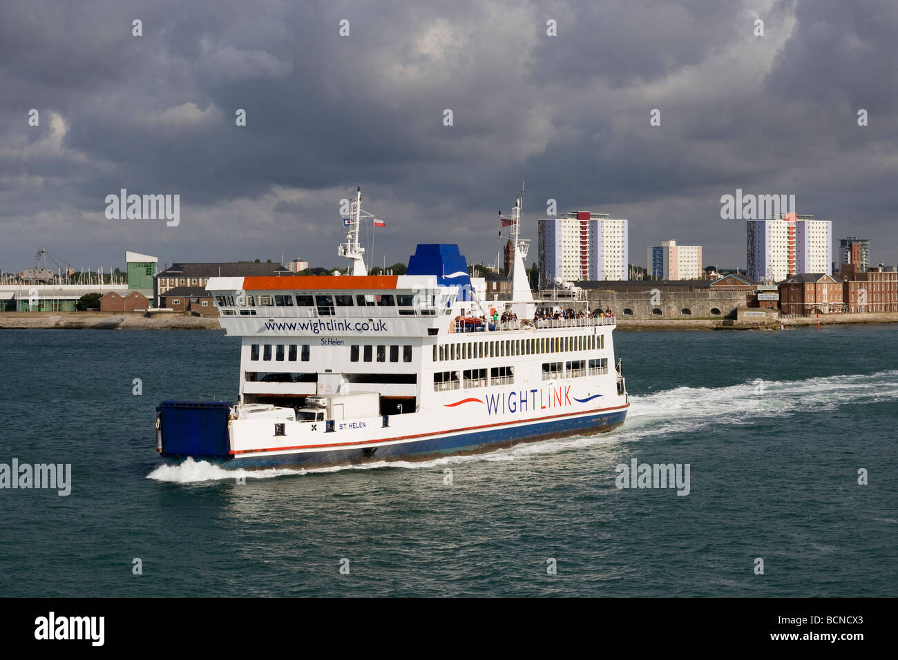 Die Wightlink Isle Of Wight Fähre St Helena verlässt Portsmouth Harbour im morgendlichen Sonnenlicht Stockfoto