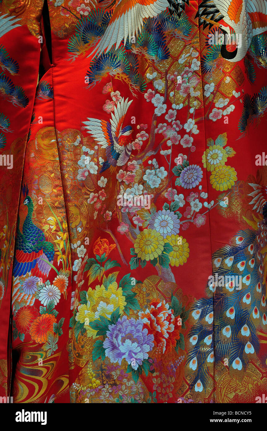 Detail von einem traditionellen japanischen roten Uchikake Kimono Kleid Stockfoto