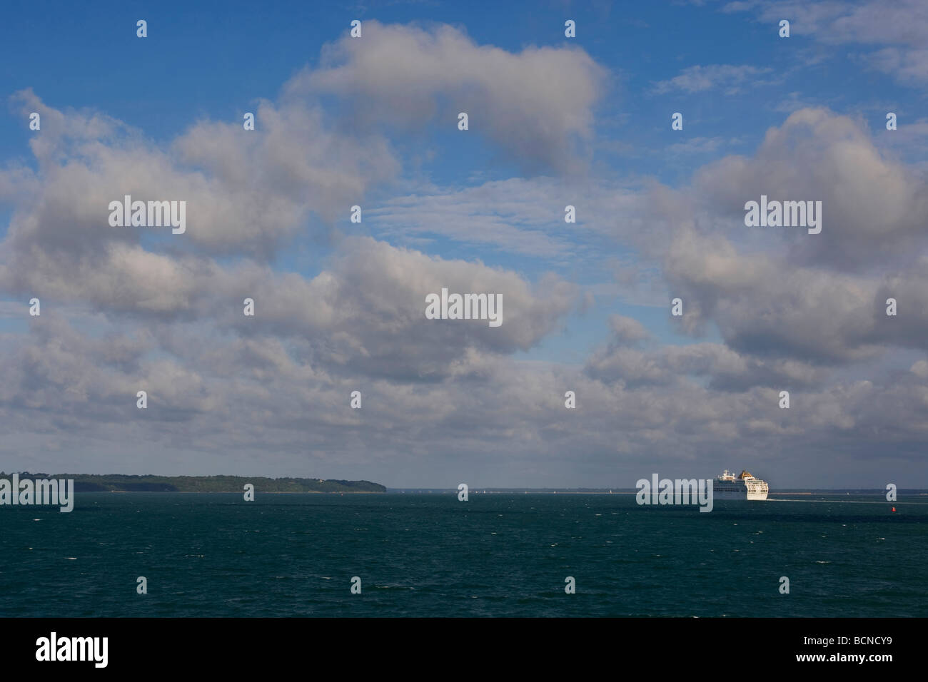 Das Kreuzfahrtschiff Oceana Richtung Meer, vorbei an der Isle Of Wight Stockfoto