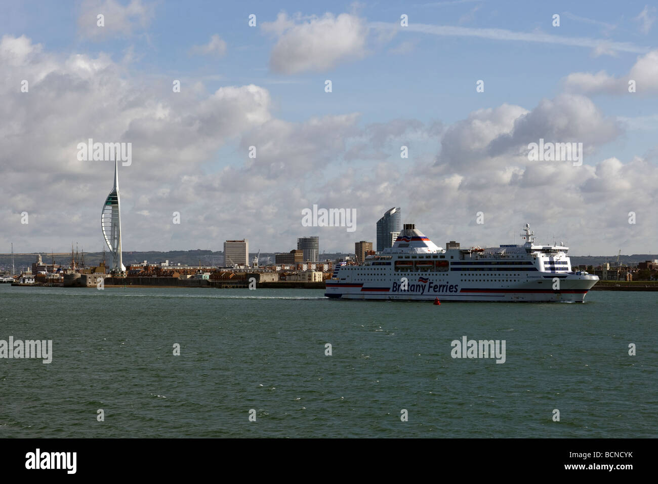 Brittany Ferries Normandie verlässt Portsmouth Harbour für Frankreich mit dem Wahrzeichen Spinnaker Tower auf der linken Seite gebunden. Stockfoto