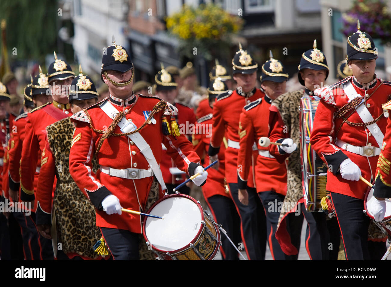 Die Kohema-Band (Princess of Wales Regiment) parade durch Guildford nach der Rückkehr von Touren in Afghanistan und im Irak. Stockfoto