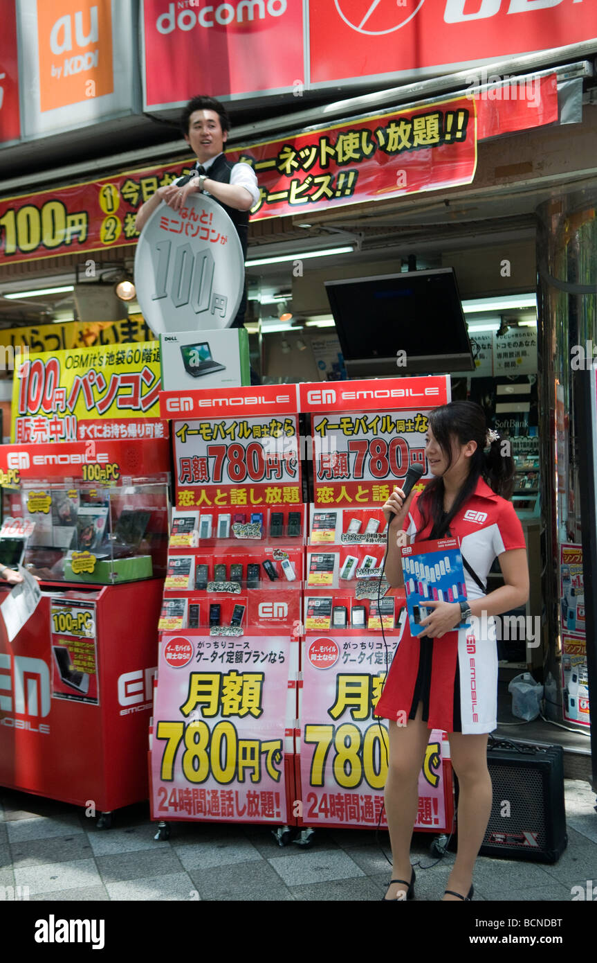 Japanische Jugendliche verkünden Sales bei ein elektronisches Geschäft in Ikebukuro Bezirk Tokio Japan Stockfoto