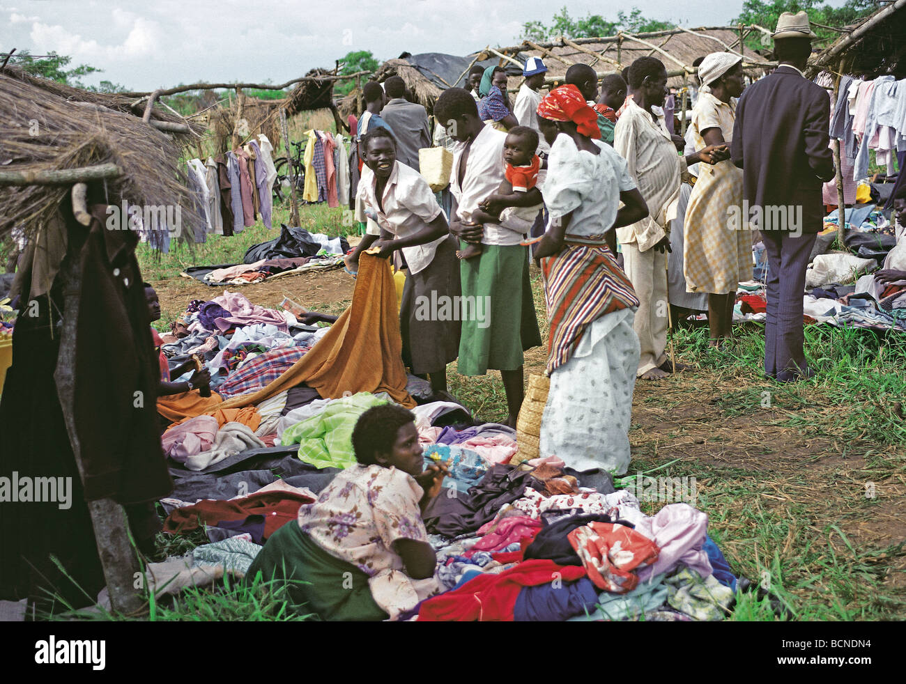 Frauen und Männer Kleidung zu Second-Hand Markt Port Masindi Uganda Ostafrika Stockfoto
