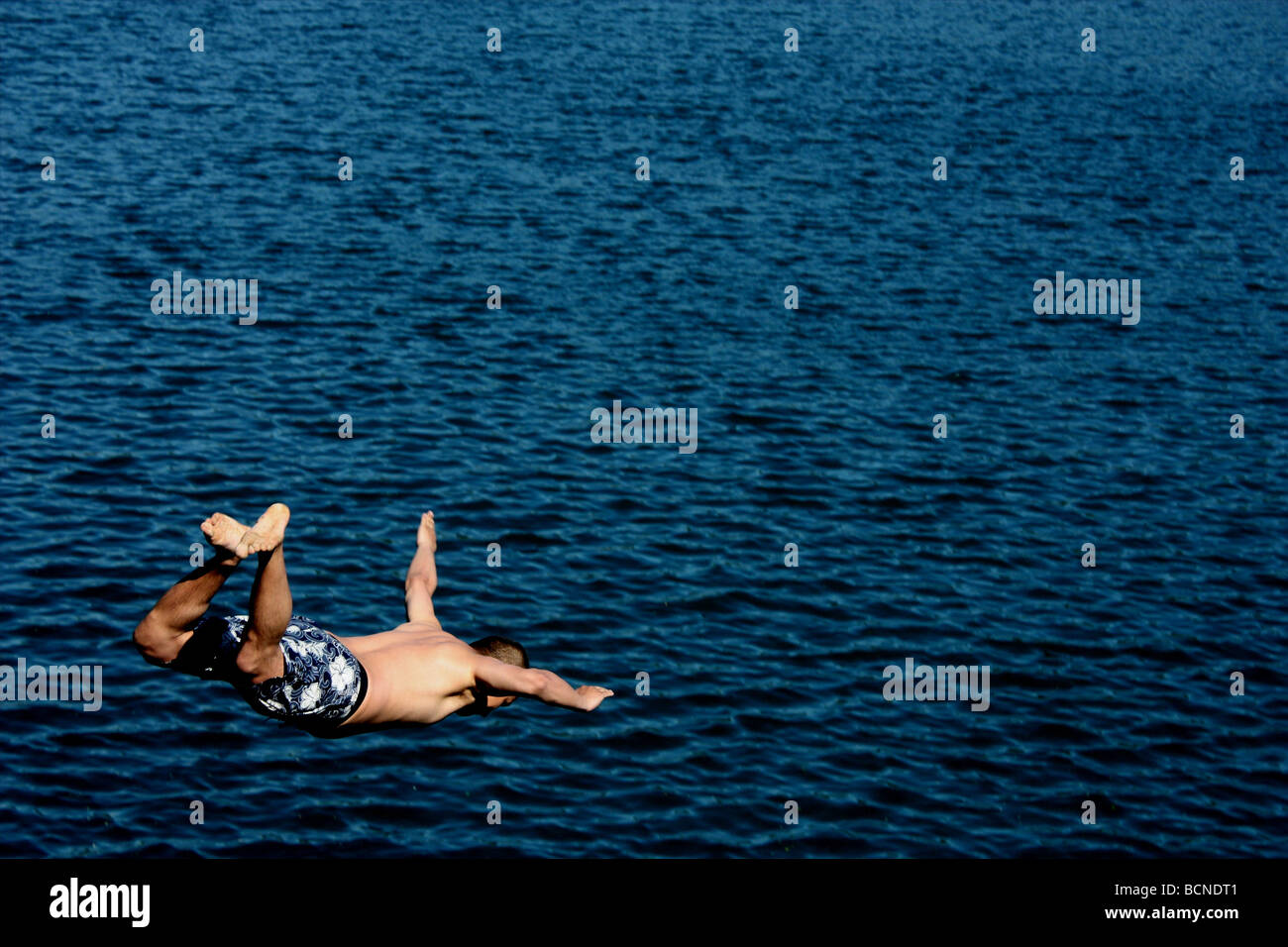 Freefall: ein Sprung ins Ungewisse. ein Mann Suche zu fliegen. Stockfoto