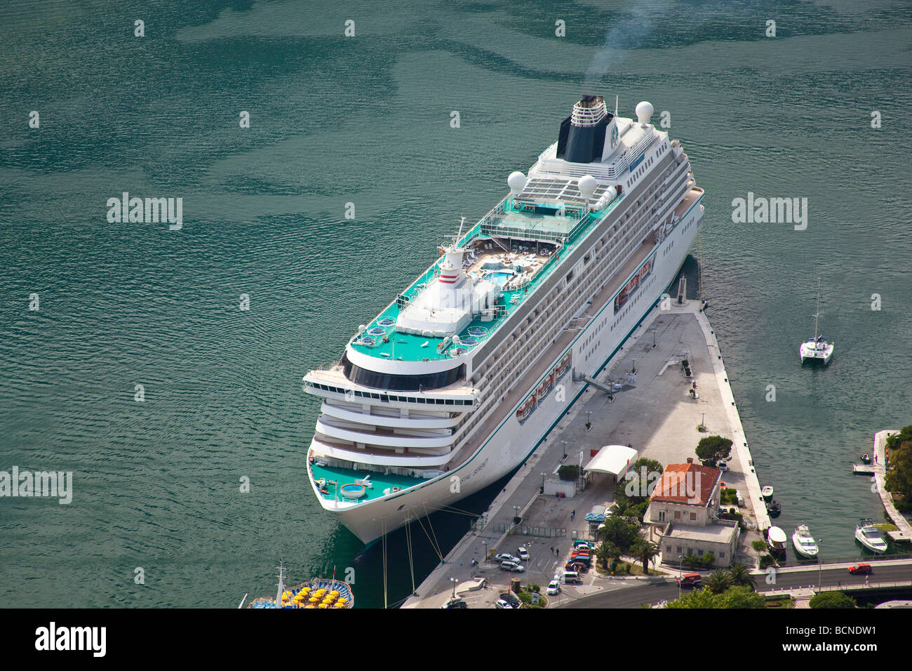Cruiser-Schiff in den Hafen von Kotor Bucht Stockfoto