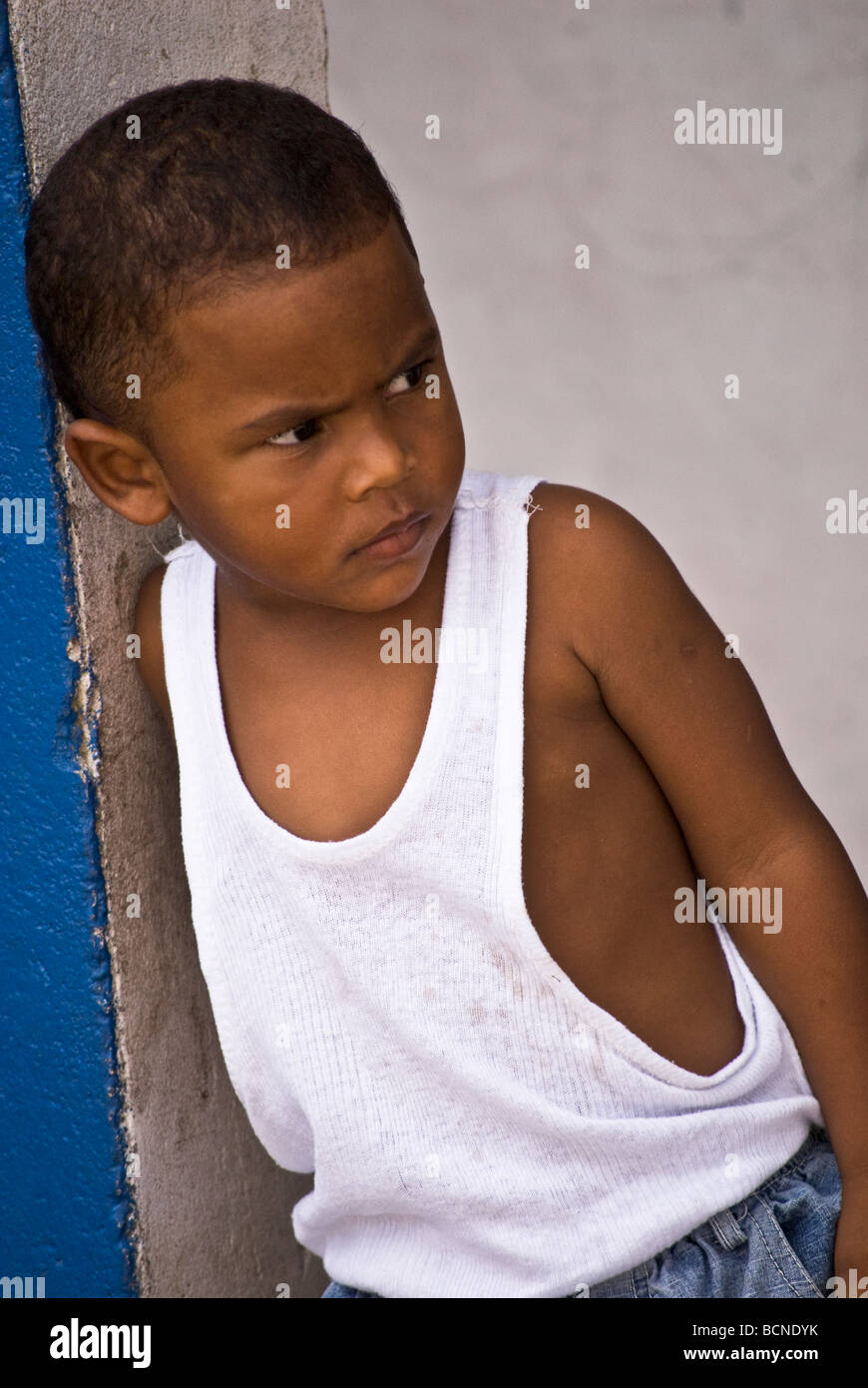Kleiner Junge stützte sich auf einem hölzernen Pfosten Stockfoto