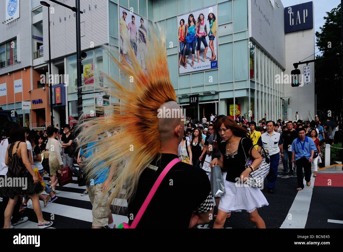 Junger Mann mit Irokesenschnitt Frisur mit Gel in Harajuku Straße Bereich für seine einzigartige Street fashion Shybuya Bezirk Tokyo Japan renommierte Stachelwalze Stockfoto