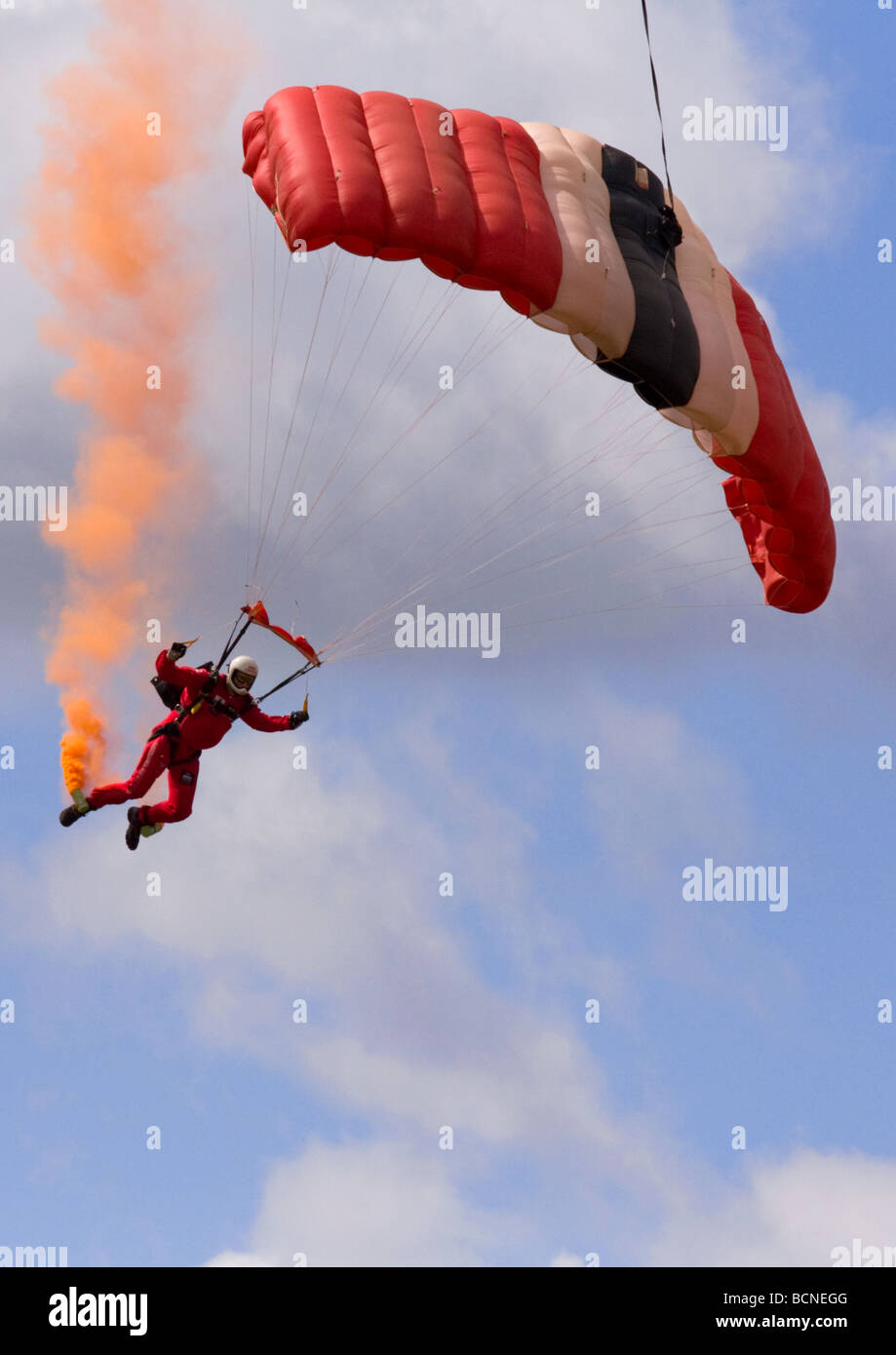 schnell landen, Mitglied der roten Teufel Freifall Display Team für eine Landung Fallschirmspringen Stockfoto