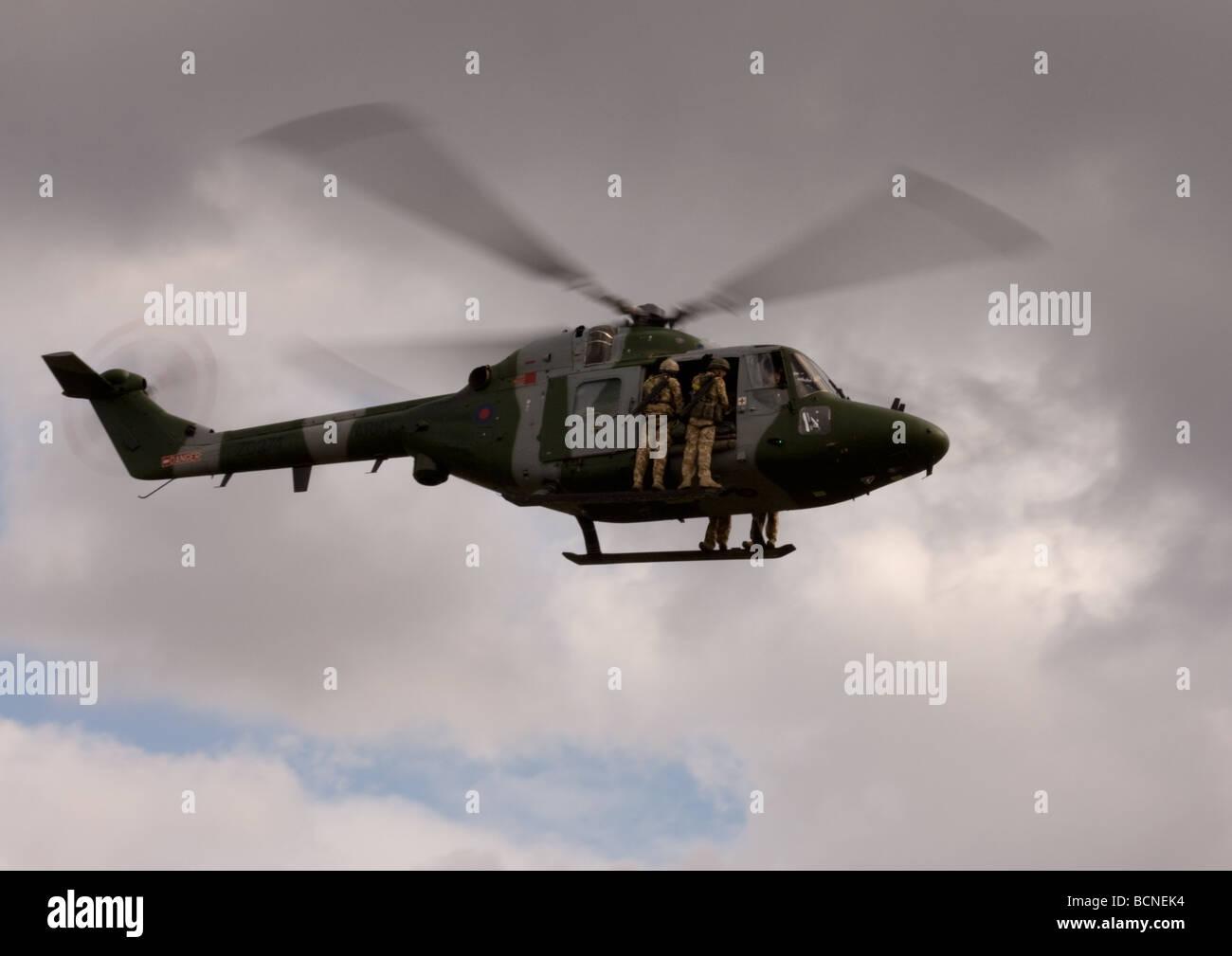 Bereit zum Abstieg einen Lynx-Hubschrauber mit 1 Para Soldaten stehend auf die Kufen, fertig, Abseilen. Stockfoto