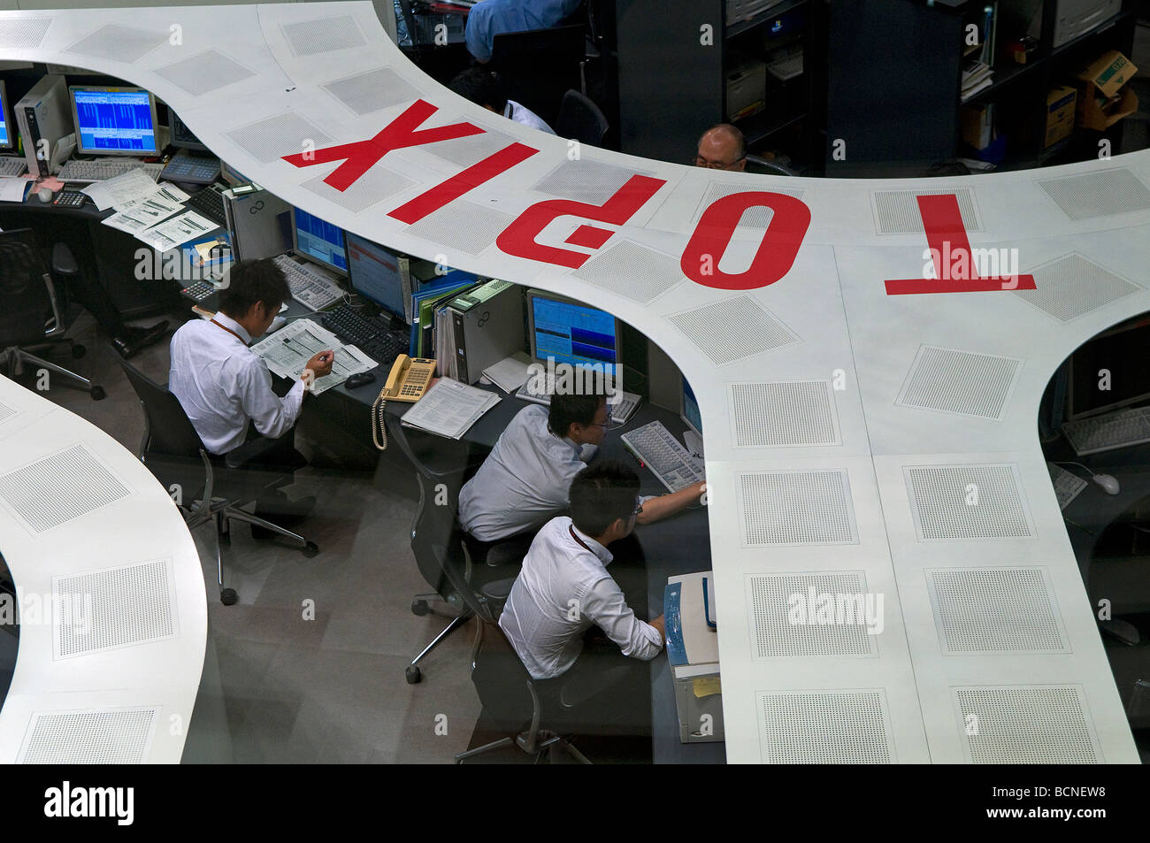 Händler an der Börse in Tokio sehen Computer-Bildschirmen im Laufe des Vormittags Handel im Bezirk Nihombashi Tokio Japan Stockfoto