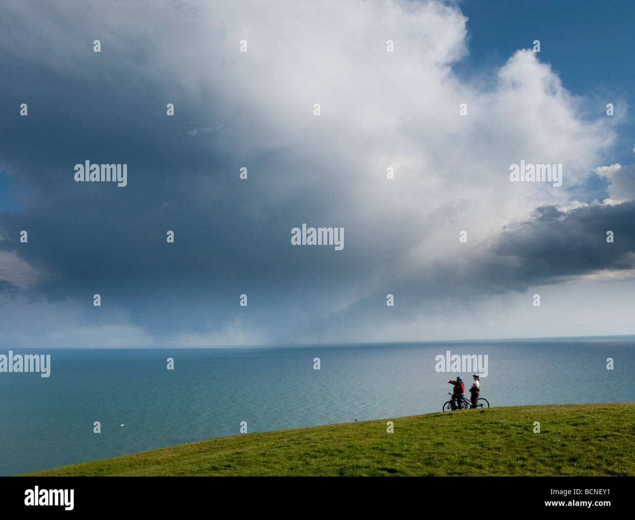 Dramatische Dusche Wolke über Radfahrer am Beachy Head Stockfoto