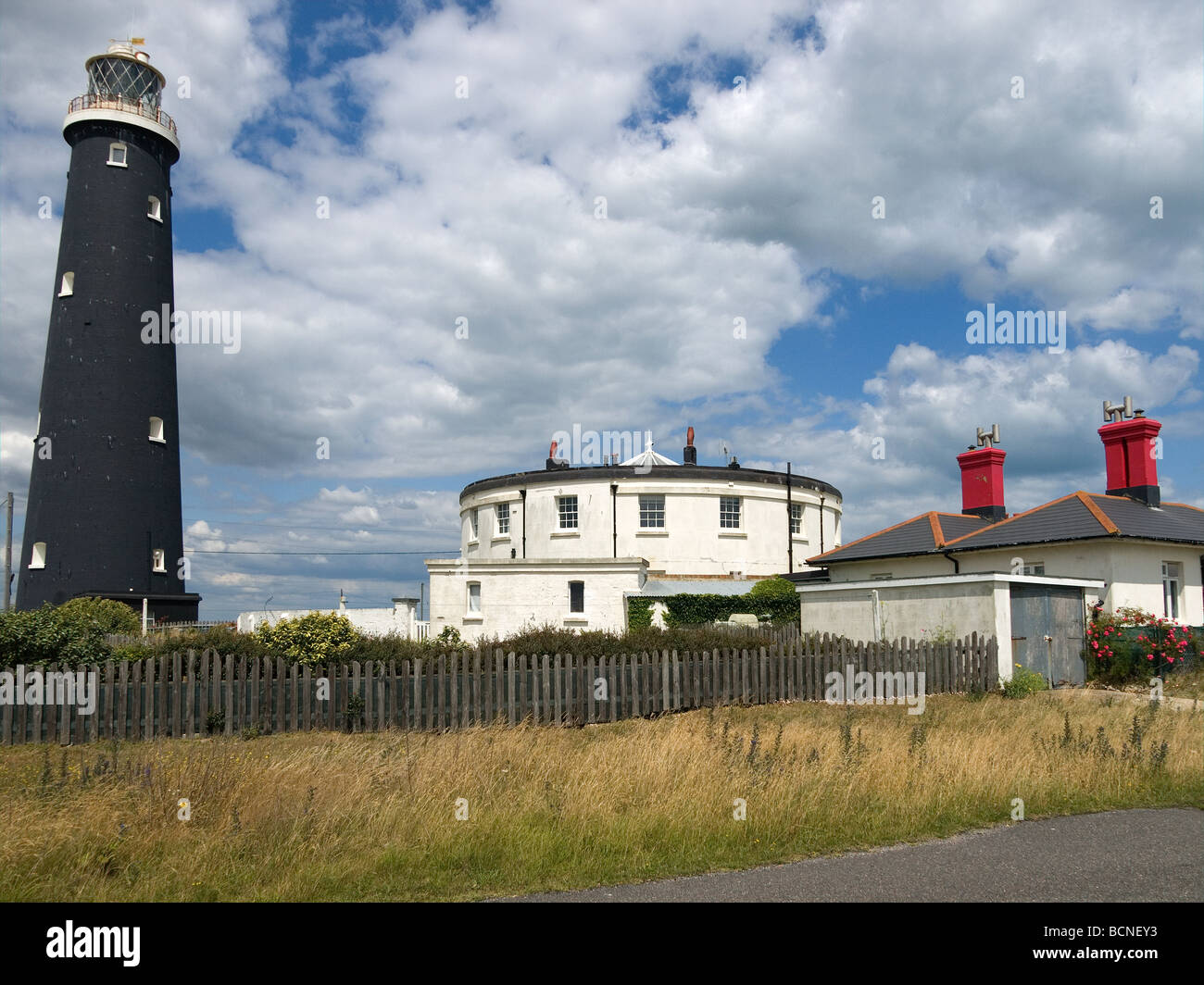 Den alten Leuchtturm und Tierpfleger Hütten an Dungeness Kent Leuchtturm wurde im Jahre 1904 eröffnet und geschlossen im Jahr 1960 Stockfoto