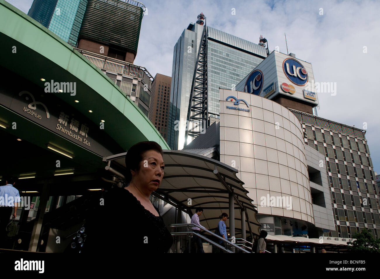 Menschen, die den Bahnhof Shimbashi verlassen, ein wichtiger Autobahnbahnhof im Minato Ward in Tokio in der Nähe des Einkaufsviertels Ginza, Tokio Japan Stockfoto