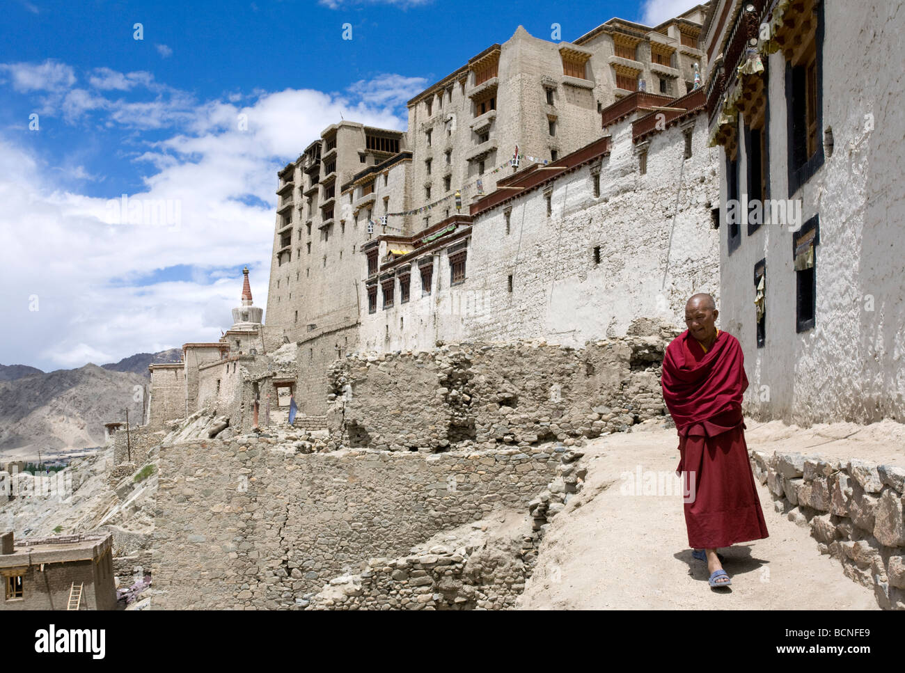 Buddhistischer Mönch und Leh Palace. Leh. Ladakh. Indien Stockfoto