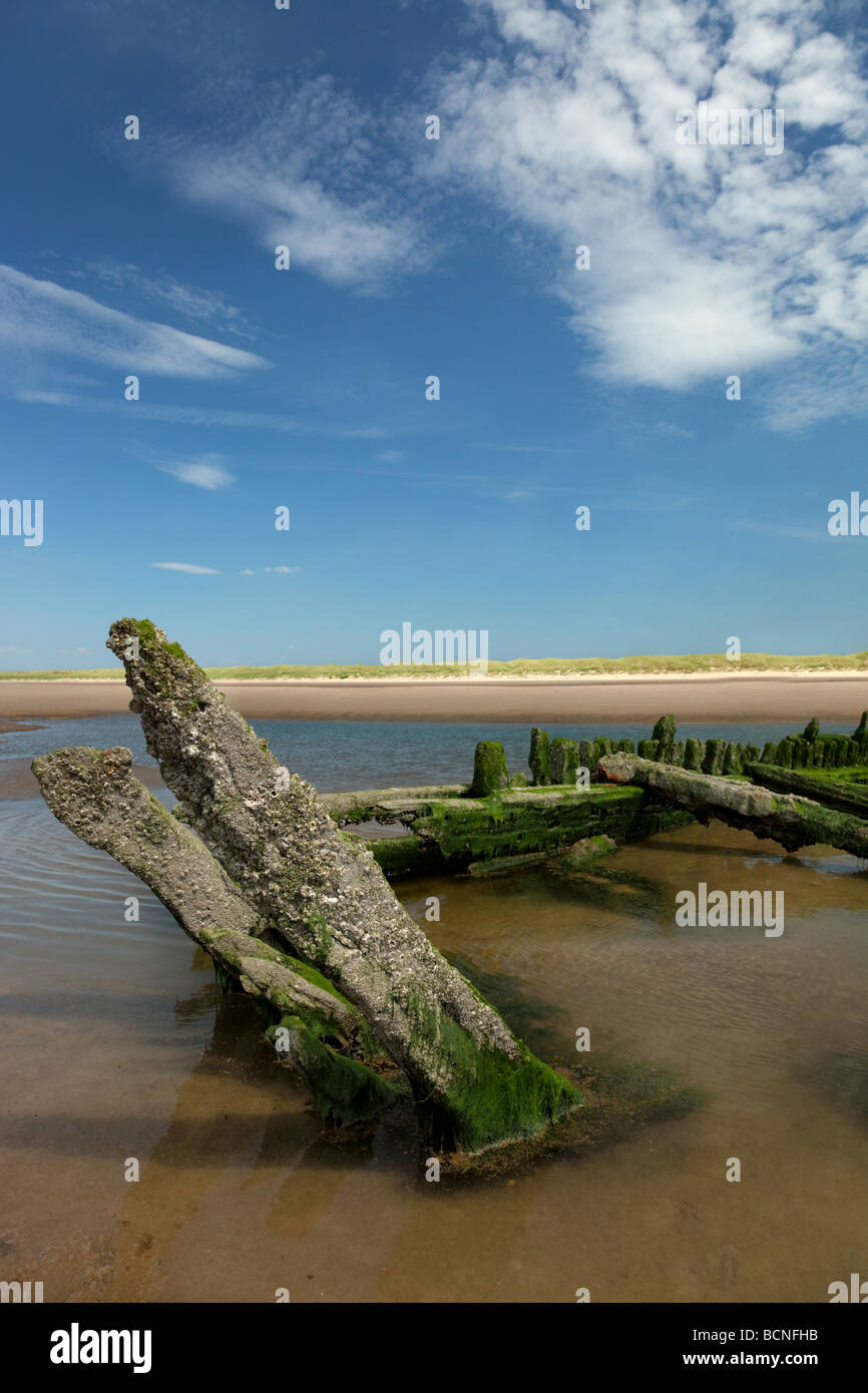 Holz-Schiffswrack am Strand von Ainsdale am Meer, North West England Stockfoto
