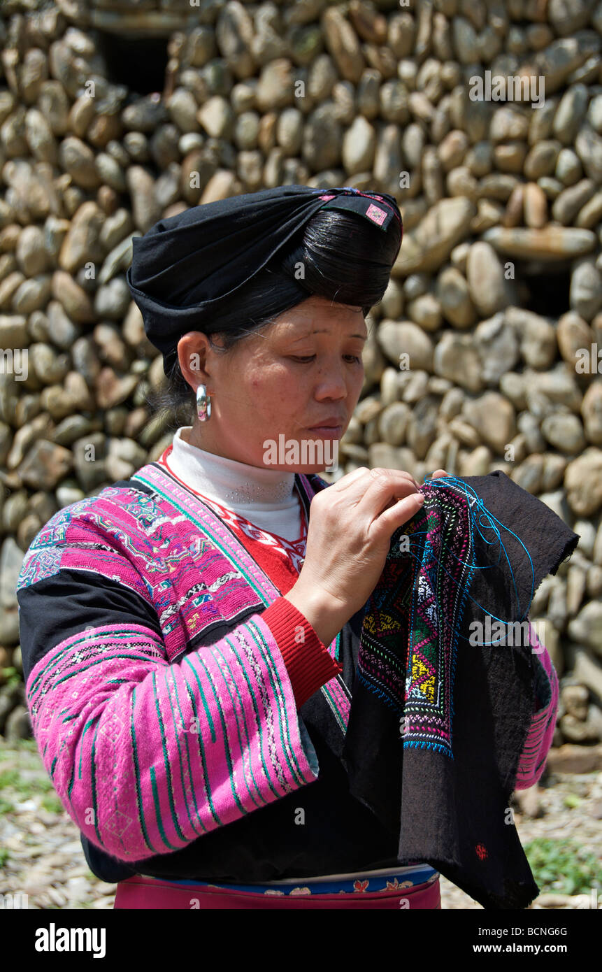 Lange Haare Yao Frau Sticken Huangluo Dorf Guangxi China Stockfoto