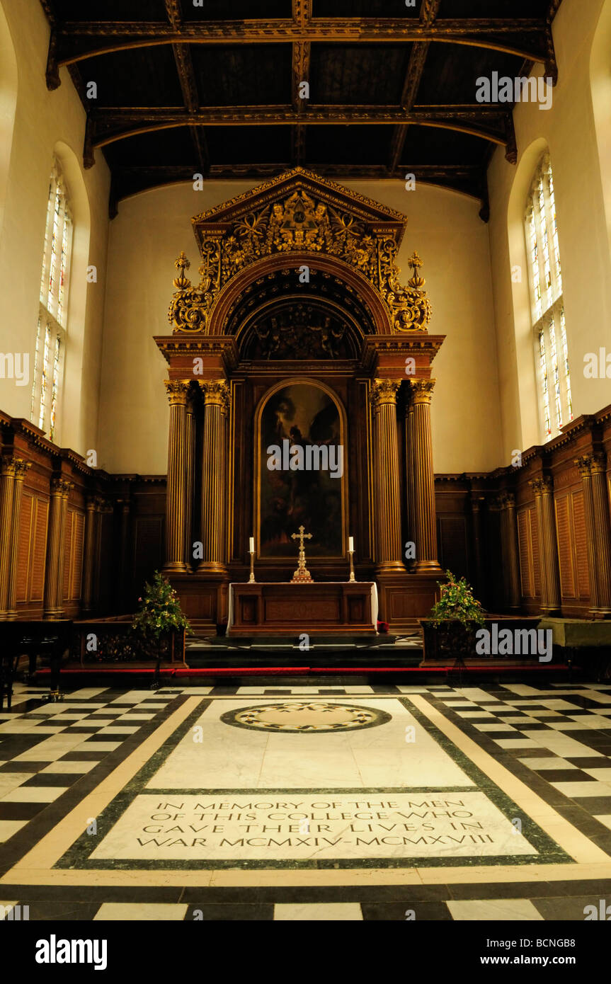 Trinity College Chapel, zeigt der Altar und Krieg-Denkmal Cambridge England Uk Stockfoto