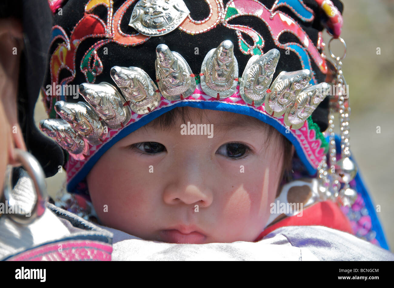 Porträt-Yao-Baby auf Mütter zurück Huangluo Yao Minderheit Stamm Dorf Guangxi China Stockfoto