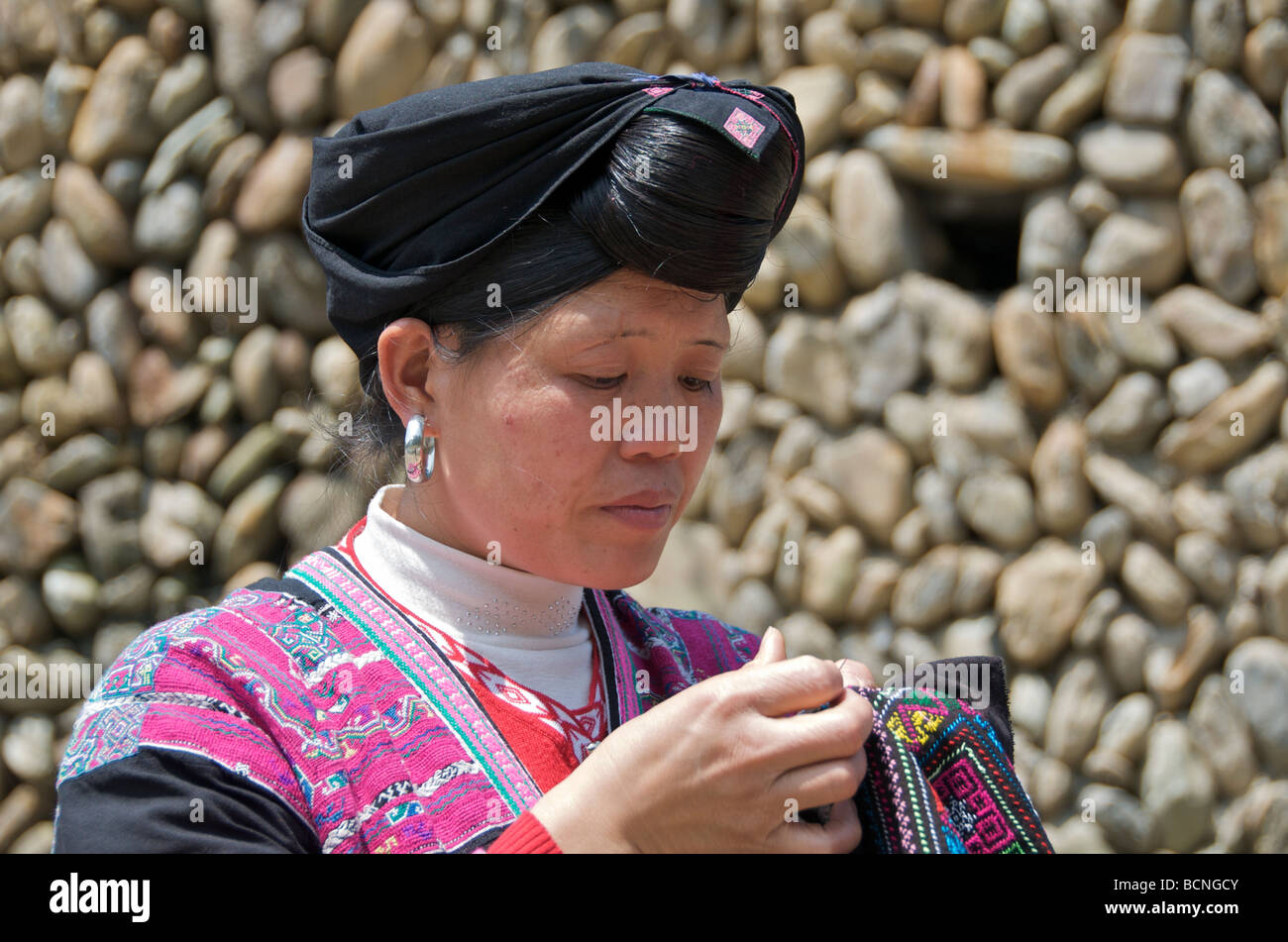 Porträt von langen Haaren Yao Frau Sticken Huangluo Dorf Guangxi China Stockfoto