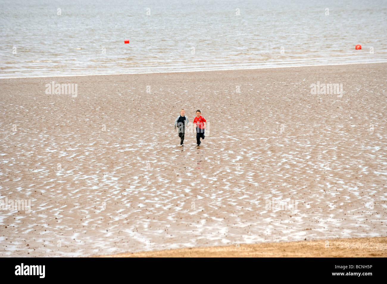 Zwei jungen auf Cleethorpes Strand Stockfoto