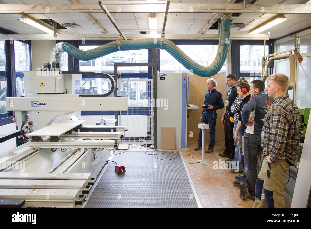 Training für Tischler in der Schule für Handwerksmeister in die Kammer der Handel CNC-Fräsmaschine Stockfoto