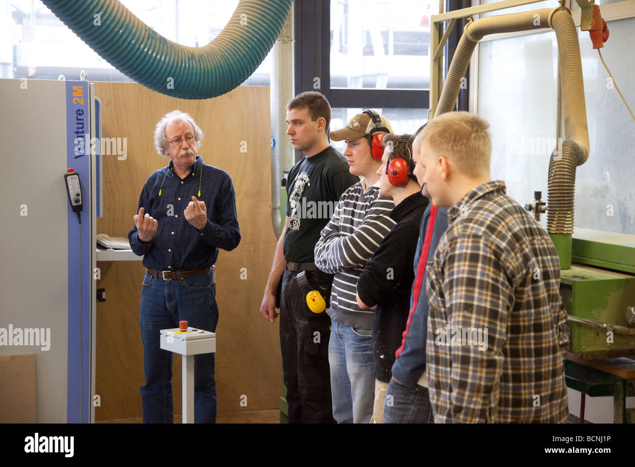 Training für Tischler in der Schule für Handwerksmeister in die Kammer der Handel CNC-Fräsmaschine Stockfoto