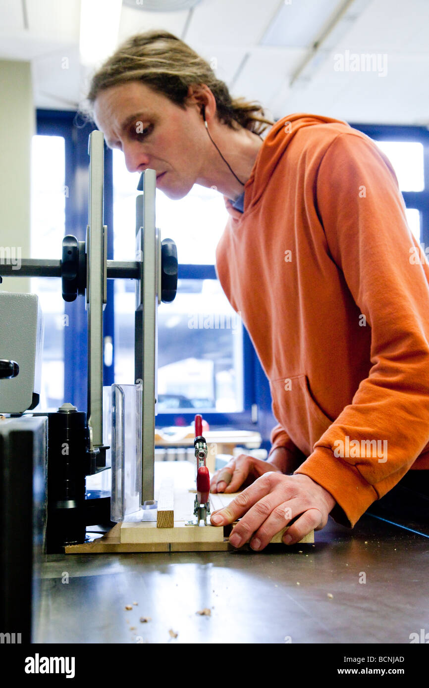 Training für Tischler in der Schule für Handwerksmeister in der Kammer der Handel Fräsen Maschine Stockfoto