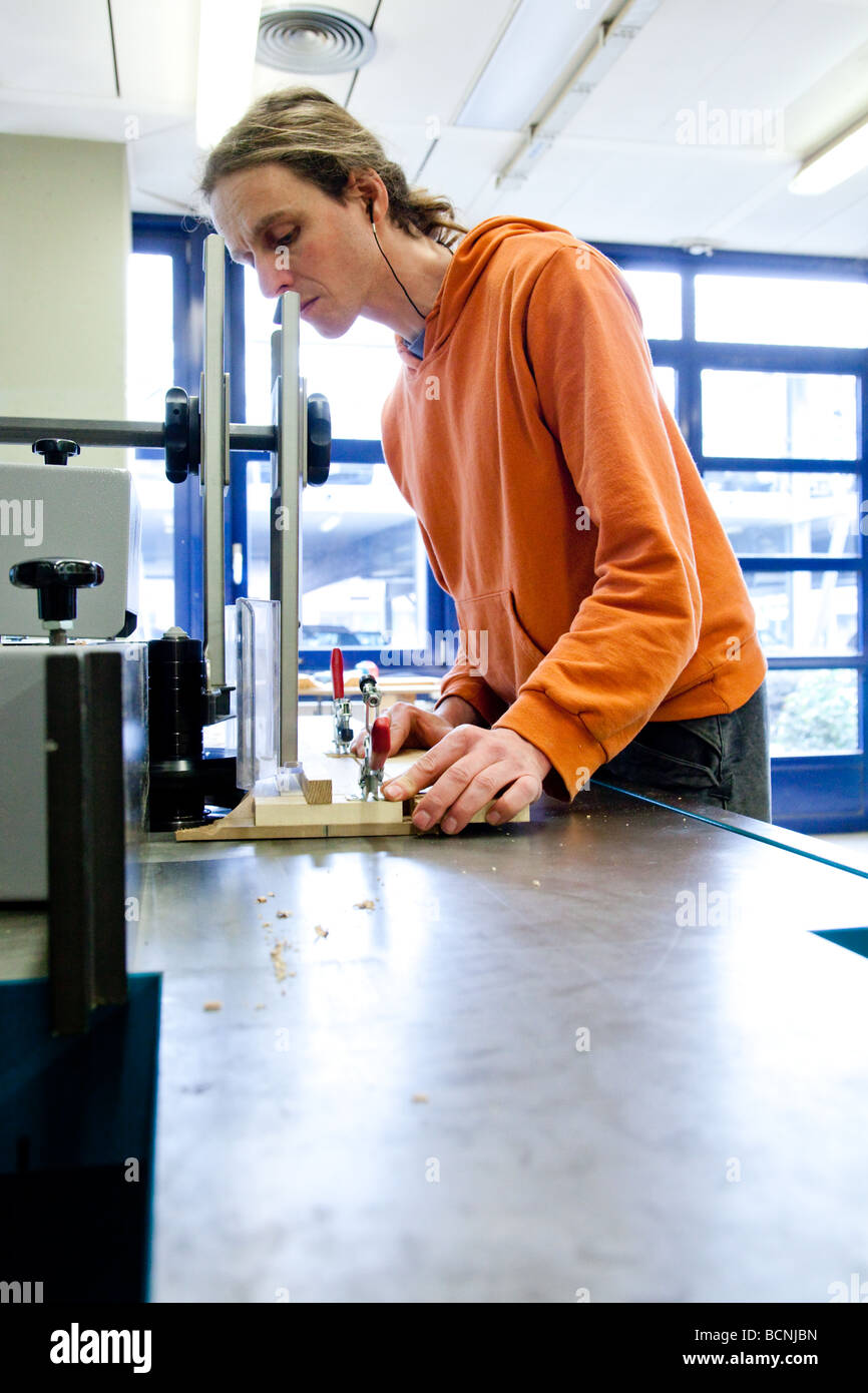 Training für Tischler in der Schule für Handwerksmeister in der Kammer der Handel Fräsen Maschine Stockfoto