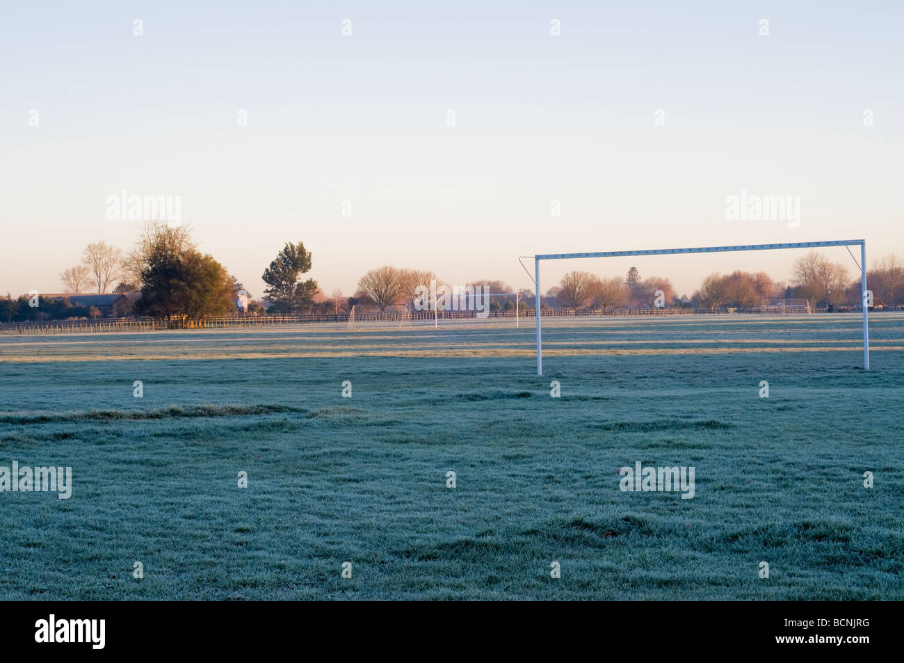 frostigen Fußballplatz mit Torpfosten Stockfoto
