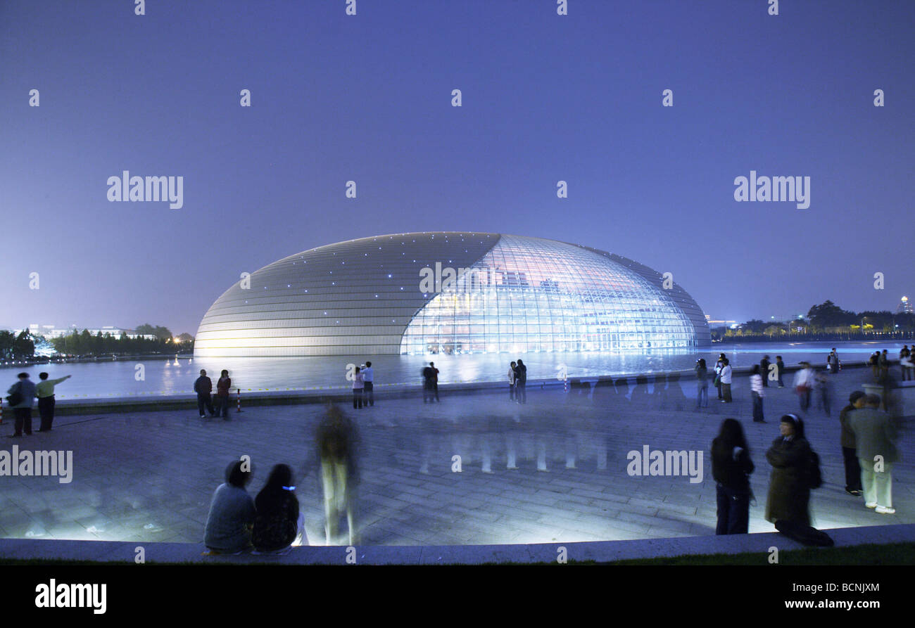 Konzertbesucher neben Chinas National Grand Theatre in der Nacht, Peking, China Stockfoto