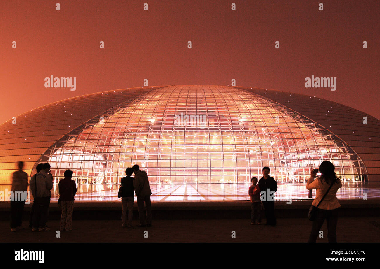 Konzertbesucher neben Chinas National Grand Theatre in der Nacht, Peking, China Stockfoto