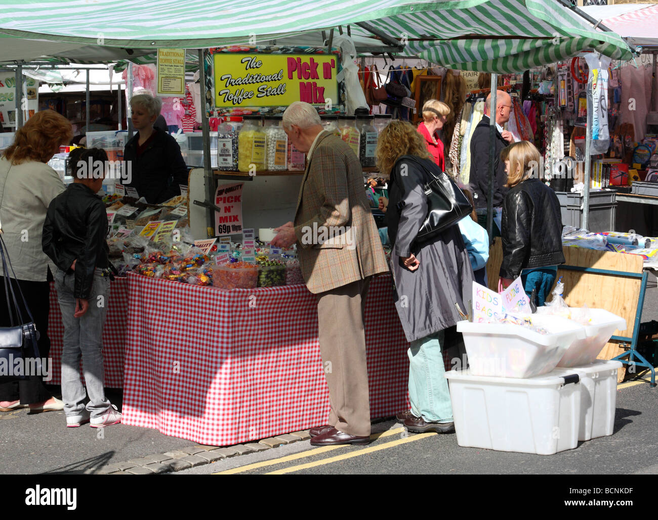 Ein Pick & Mix süße Stall in Bakewell Markt, Derbyshire, England, U.K Stockfoto
