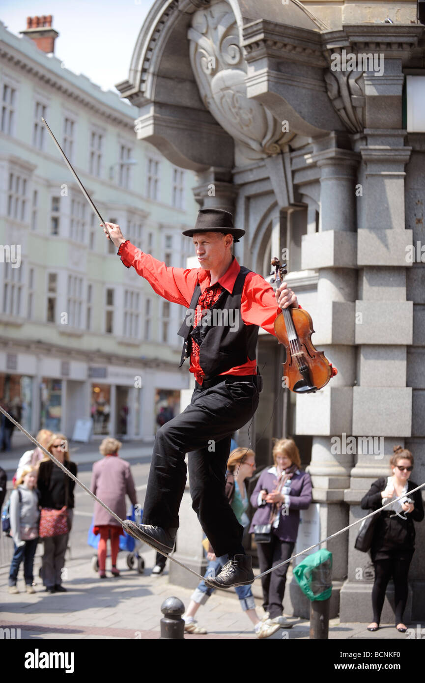 Ein Seiltänzer, Durchführung, Leute auf der Straße während Brighton Festival 2009. Bild von Jim Holden. Stockfoto