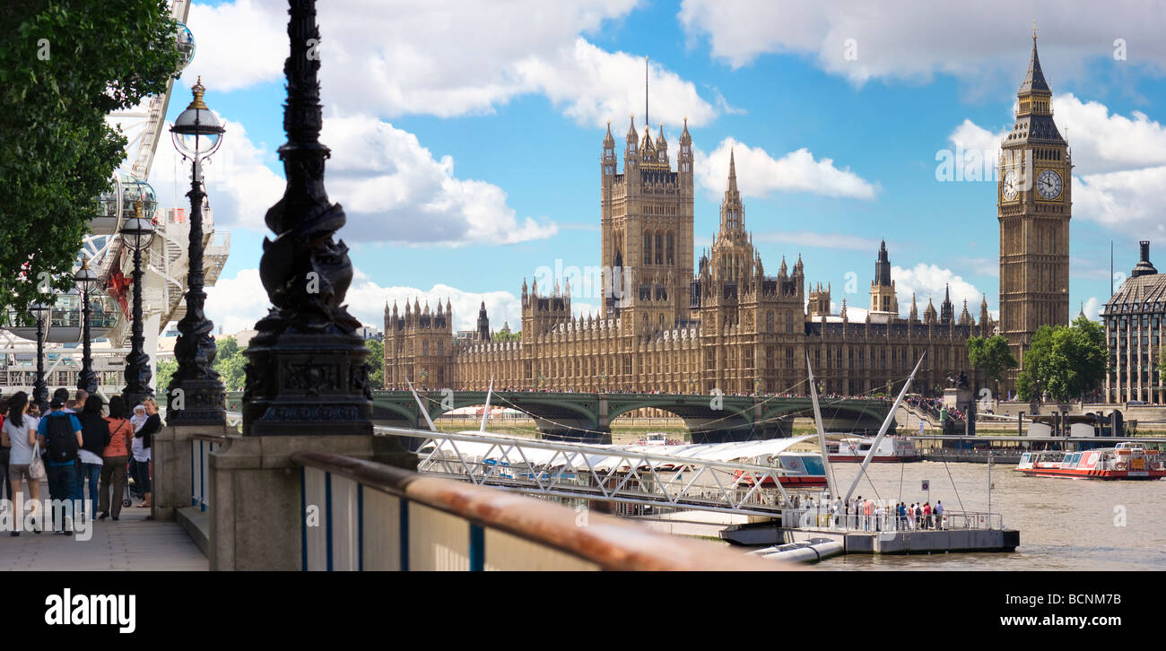 Blick auf die Houses of Parliament und Big Ben von der gegenüberliegenden Seite der Themse in der Nähe des London Eye. Stockfoto