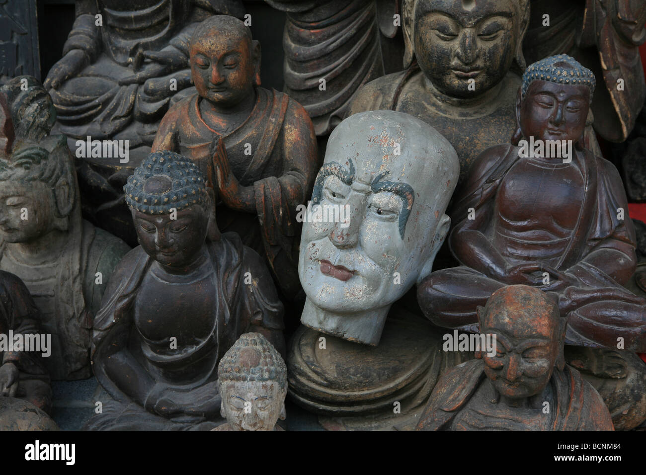 Buddhastatuen in der Antiquitätenmarkt Panjiayuan, Peking, China Stockfoto