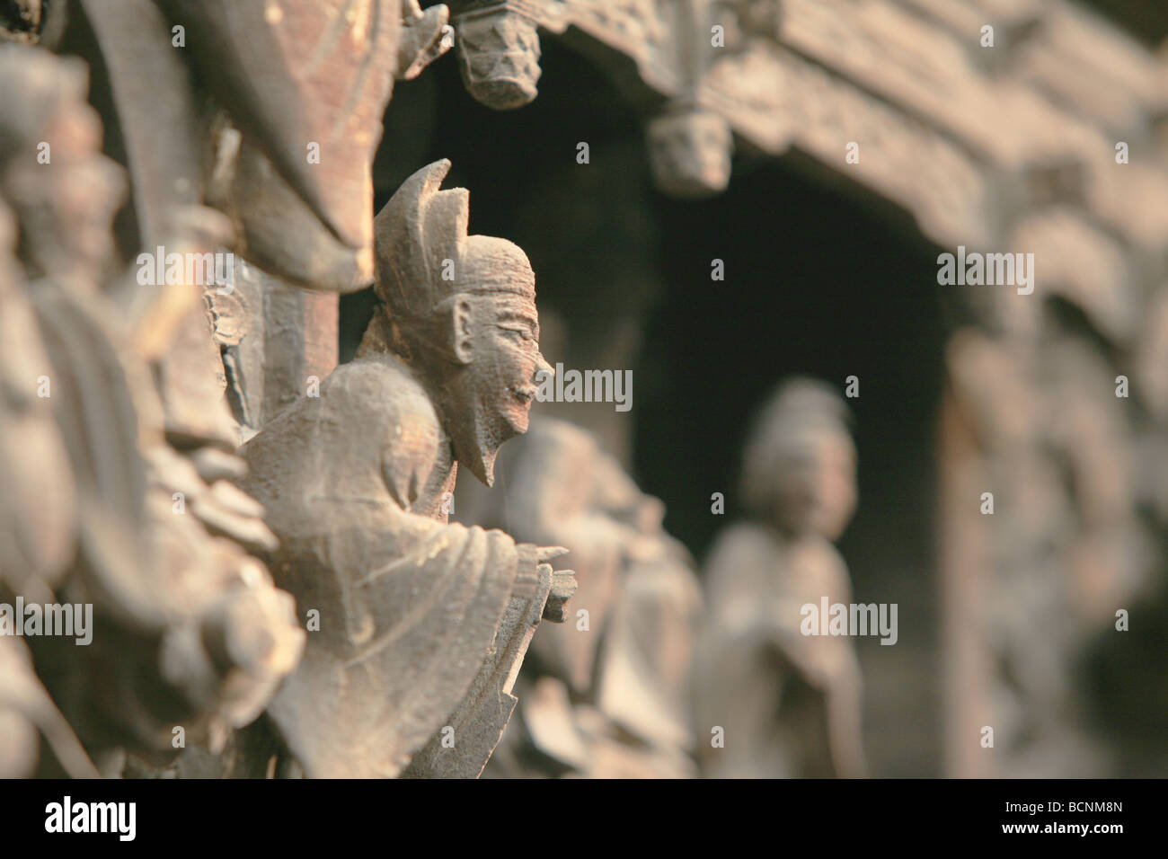 Details der Holzschnitzerei mit alten chinesischen Märchen am Wohnhaus von Qing Dynastie, Ding Dorf, Linfen Grafschaft, Stockfoto