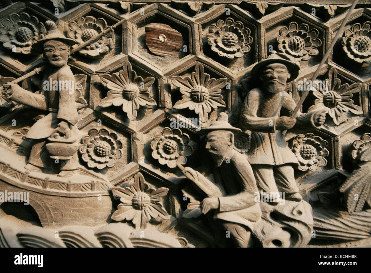 Details der Holzschnitzerei mit alten chinesischen Märchen am Wohnhaus von Qing Dynastie, Ding Dorf, Linfen Grafschaft, Stockfoto