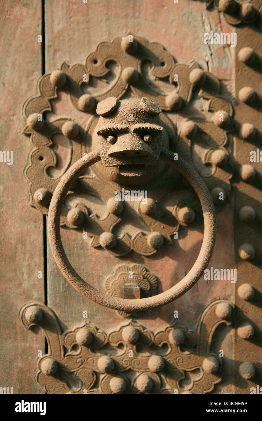 Details der aufwendigen Eisen gegossen Türklopfer an der Tür des Wohnhauses von Qing Dynastie, Ding Dorf Linfen Grafschaft, Shanxi Stockfoto