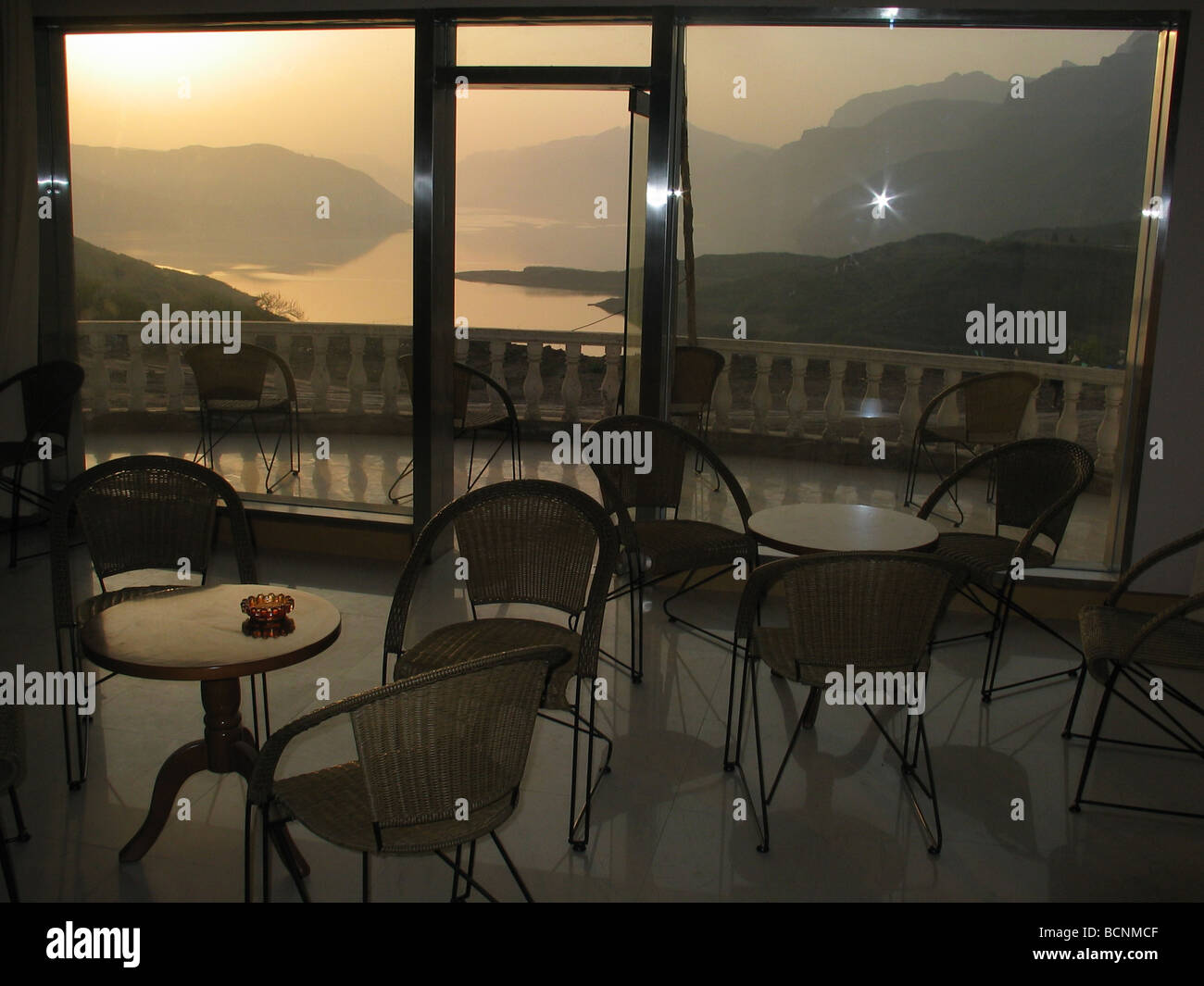 Ruhiges Hotel-Lounge mit Blick auf majestätische Aussicht des gelben Flusses, Provinz Henan, China Stockfoto